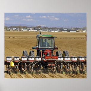 Affiche Tracteur tirant un semoir de maïs semence.