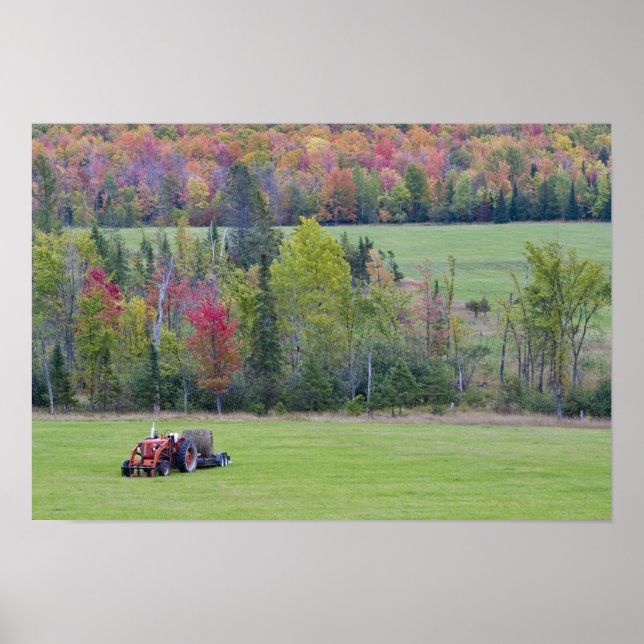 Affiche Tractor with hay bale in green field with (Devant)