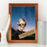 Affiche Trailblazer vintage femme Night Sky Pop Art<br><div class="desc">L'affiche de collage Kitschy donne un clin d'oeil à toutes les femmes pionnières d'antan et présente teinté découpe photo des années 1930 de femme avec des lunettes steampunk ajoutées,  une chaîne de perles,  ruban lavi avec le texte "semi-blazer" sur le ciel étoilé arrière - plan</div>