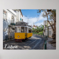 Tramway jaune rétro dans la rue à Lisbonne, Portug