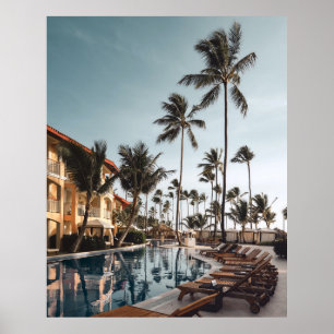 Affiche Transats Brown en bois près de la piscine entourés