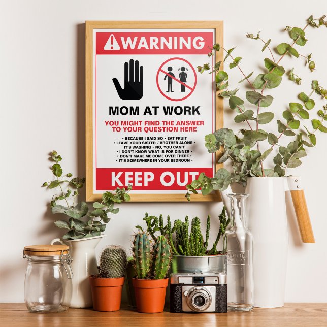 Affiche Travailler à domicile Maman Éteindre (Lighten the mood while also sending the troops a clear message – Mom's At Work!)