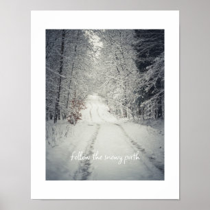 Affiche Traverser une forêt d'hiver enneigée