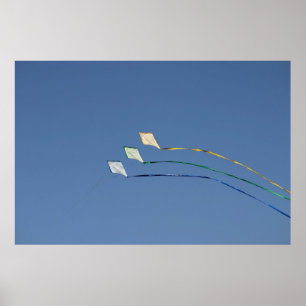 Affiche Trois cerfs-volants sous ciel bleu le matin