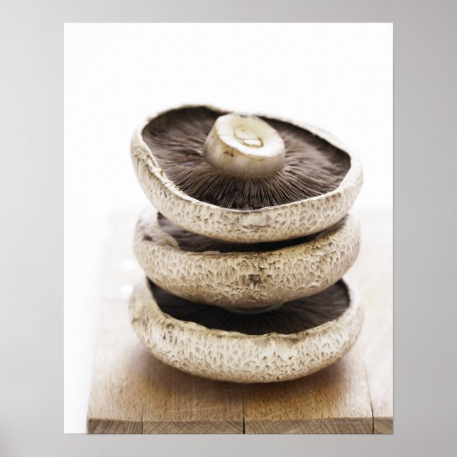 Affiche Trois champignons plats en tas sur une planche en  (Devant)