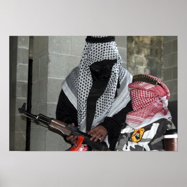 Affiche Un agresseur ennemi qui joue un rôle arme un idiot (Devant)