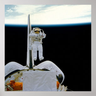Affiche Un astronaute flottant au-dessus de Shuttle Discov