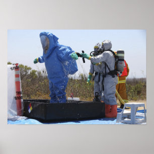 Affiche Un aviateur se tient dans une baignoire