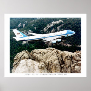 Affiche Un avion de la Force aérienne survolant le mont Ru