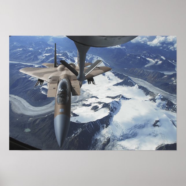 Affiche Un avion F-15C Eagle se trouve derrière un KC-135R (Devant)