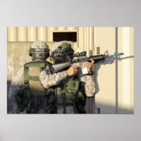 Un chef d'infanterie vise son arme
