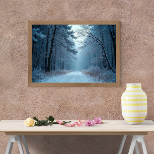 Affiche Un chemin serein à travers une forêt enneigée