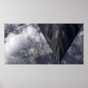 Affiche Un F-117A Nighthawk survole la montagne