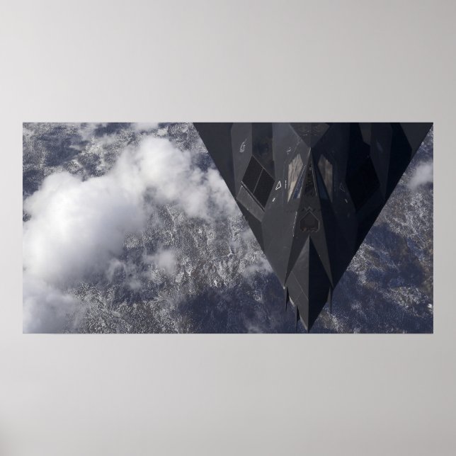 Affiche Un F-117A Nighthawk survole la montagne (Devant)