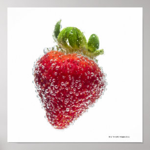 Affiche Un fruit organique mûr juteux de fraise submergé