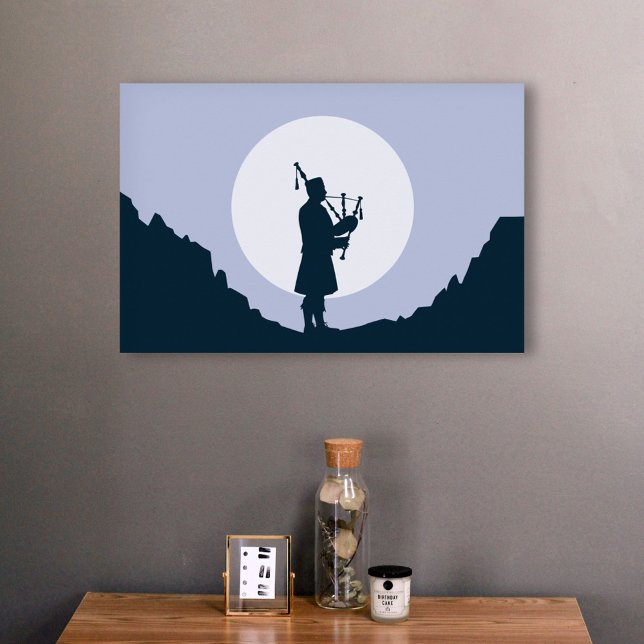 Affiche Un homme joue de la cornemuse au clair de lune (Man playing bagpipes in the moonlight poster)