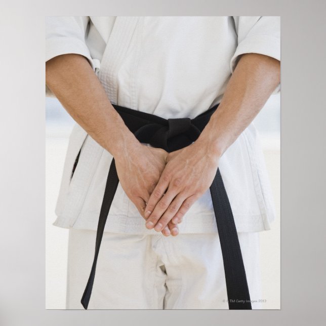 Affiche Un homme portant une ceinture noire karaté (Devant)