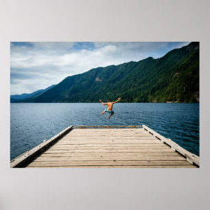 Affiche Un homme sautant près de la mer