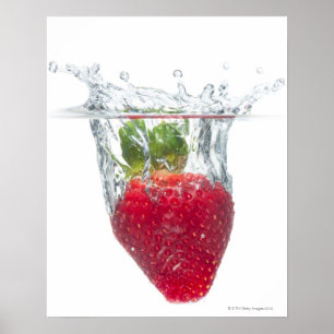 Affiche Un jus de fraise biologique mûre éclaboussant