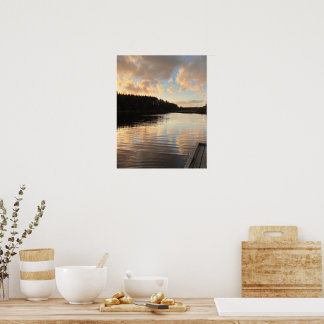 Affiche Un lac au coucher du soleil reflétant le ciel