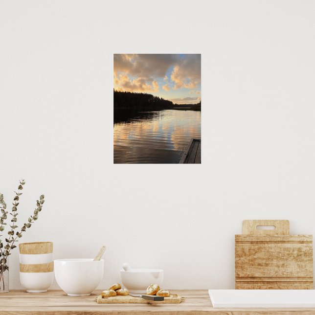 Affiche Un lac au coucher du soleil reflétant le ciel   (Cuisine)