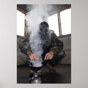 Affiche Un marin remplit la chambre à gaz avec plus de gaz