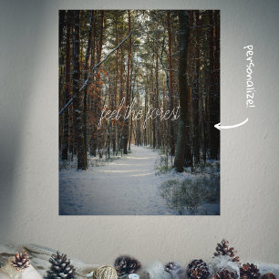 Affiche Un sentier enneigé dans une pinède d'hiver