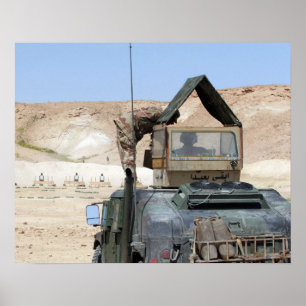 Affiche Un soldiier instruit un soldat irakien d'armée