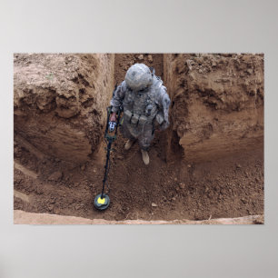 Affiche Un spécialiste recherche une cache d'armes