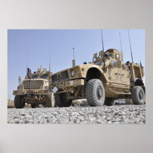Affiche Un vehicl protégé par embuscade résistante de mine