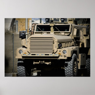 Affiche Un véhicule mine-résistant et embuscade-protégé