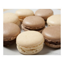 Une assiette de Macarons au chocolat et à la vanil