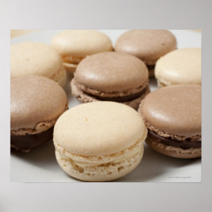Affiche Une assiette de Macarons au chocolat et à la vanil