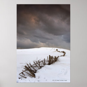 Affiche Une barrière cassée le long d'une neige a couver