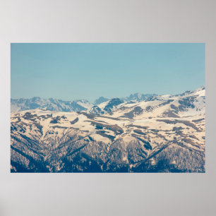 Affiche Une chaîne de montagnes avec la neige dégelante et