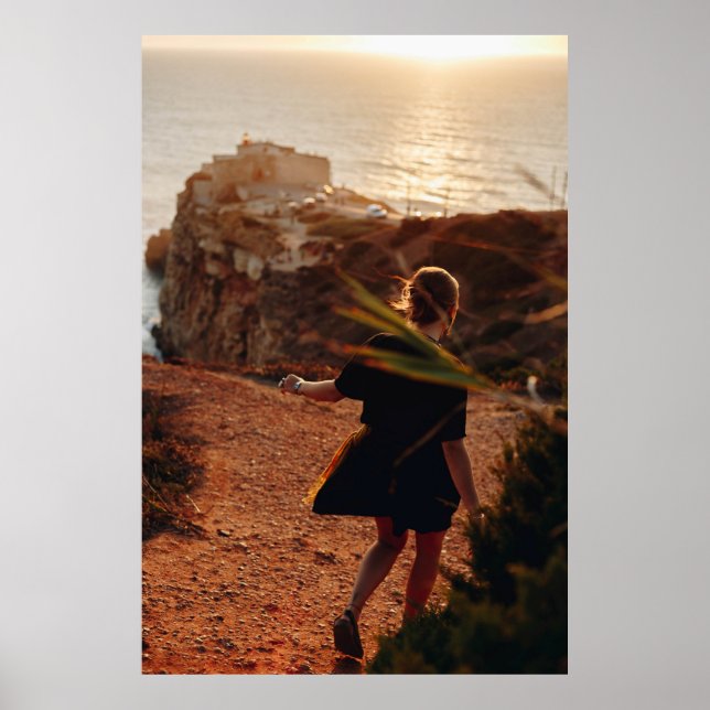Affiche Une femme marchant sur la pierre (Devant)
