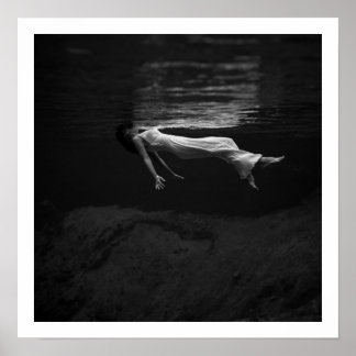 Affiche Une femme noire et blanche dans l'eau
