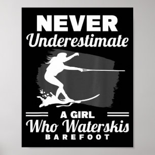 Affiche Une fille qui fait du ski nautique pieds nus vague