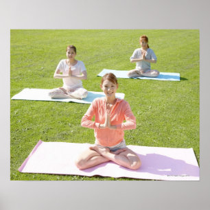 Affiche Une jeune femme faisant le yoga