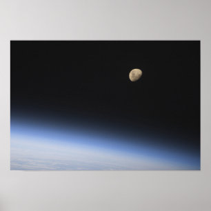 Affiche Une lune géante visible au-dessus de l'atmosphère
