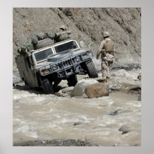 Affiche Une marine des USA guidant le conducteur de Humvee