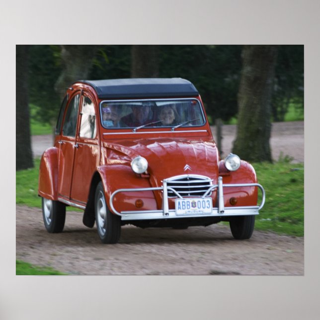 Affiche Une vieille voiture Citroen 2CV rouge avec une fem (Devant)