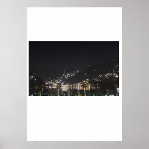 Affiche Une vue immense de lumières sur un pic.