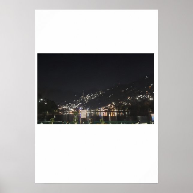 Affiche Une vue immense de lumières sur un pic. (Devant)