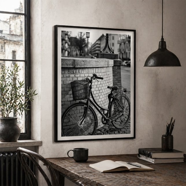 Affiche Vélo de ville avec panier contre mur de briques Ur (Créateur téléchargé)