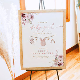 Affiche Vêtements de bébé fille sucrés floraux sur une cor