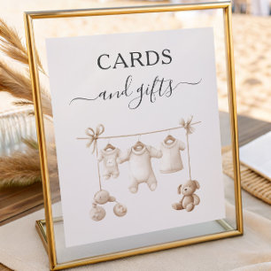 Affiche Vêtements et jouets bébé beige Cartes et cadeaux