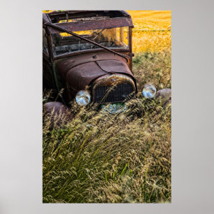 Affiche Vieille voiture abandonnée dans les hautes herbes