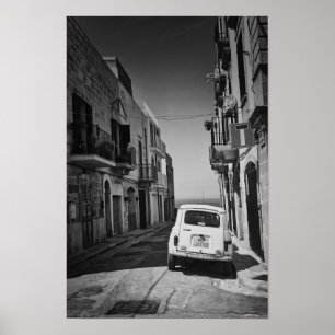 Affiche Vieille voiture dans une rue en Italie avec la mer