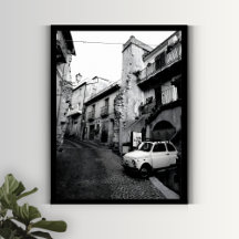 Vielle ville italienne noire et blanche avec voitu
